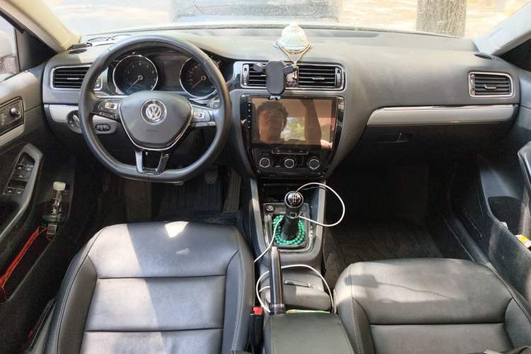 Used Volkswagen Sagitar 2017 1.6L Manual Comfort Model Interior 2