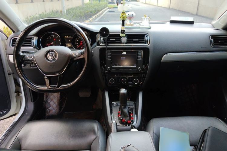 Used Volkswagen Sagitar 2017 230TSI Automatic Comfort Version Interior 2