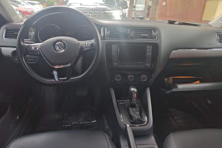 Used Volkswagen Sagitar 2017 230TSI Automatic Comfort Version Interior 2