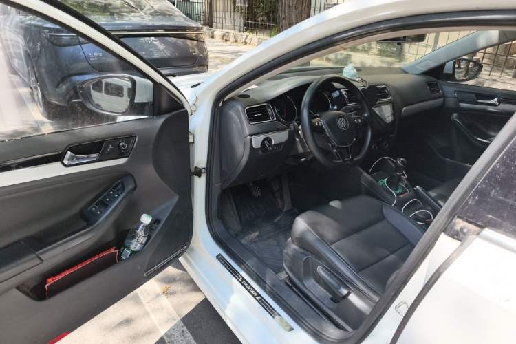 Used Volkswagen Sagitar 2017 1.6L Manual Comfort Model Interior 3