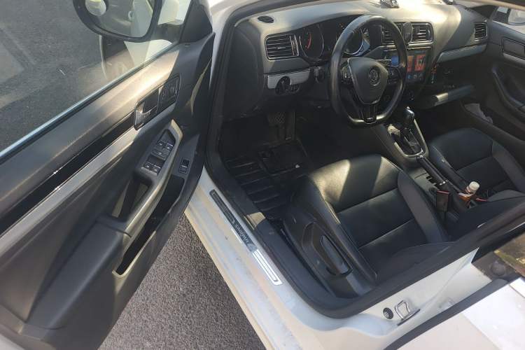 Used Volkswagen Sagitar 2017 1.6L Automatic Comfort Model Interior 3