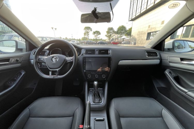 Used Volkswagen Sagitar 2017 1.6L Automatic Comfort Model Interior 3