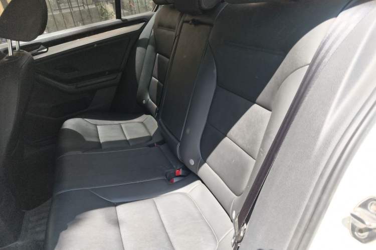 Used Volkswagen Sagitar 2017 1.6L Manual Comfort Model Interior 4