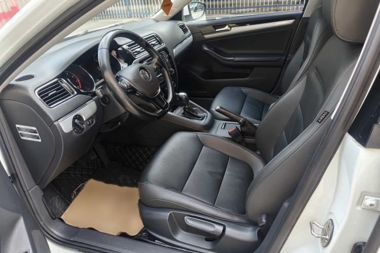 Used Volkswagen Sagitar 2017 230TSI Automatic Comfort Version Interior 4