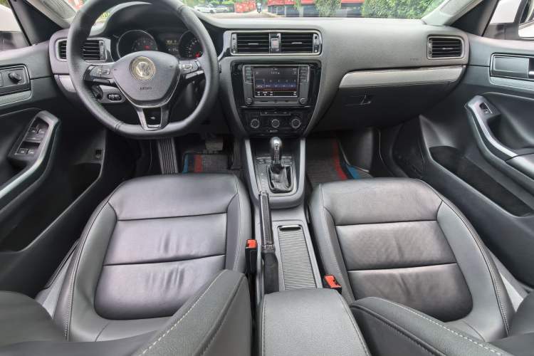 Used Volkswagen Sagitar 2017 230TSI Automatic Comfort Version Interior 4
