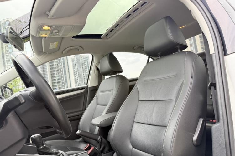 Used Volkswagen Sagitar 2017 230TSI Automatic Comfort Version Interior 4