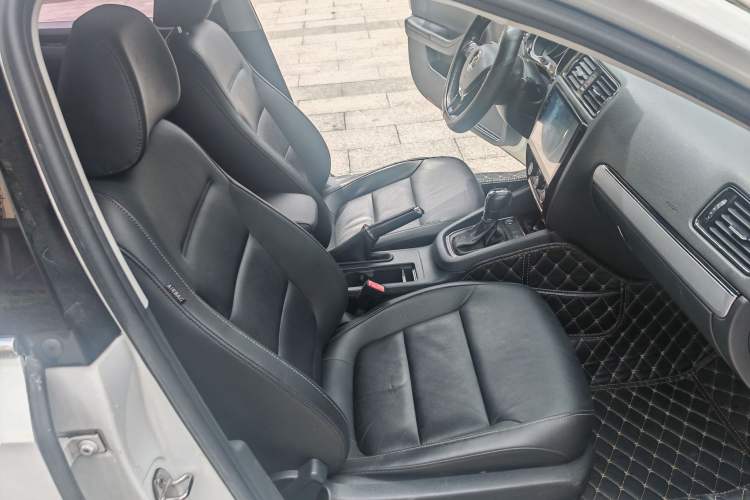 Used Volkswagen Sagitar 2017 180TSI Automatic Luxury Edition Interior 5