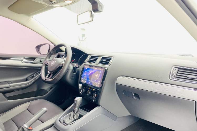 Used Volkswagen Sagitar 2017 1.6L Automatic Comfort Model Interior 5