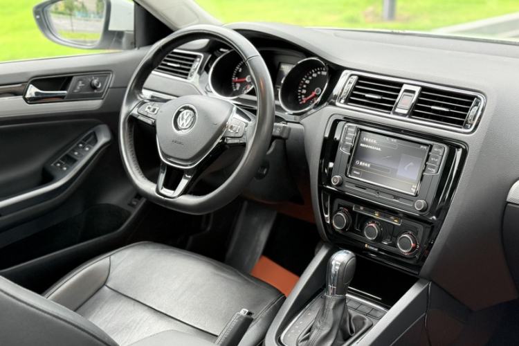 Used Volkswagen Sagitar 2017 230TSI Automatic Comfort Version Interior 5