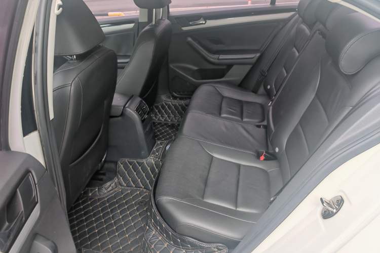 Used Volkswagen Sagitar 2017 180TSI Automatic Luxury Edition Interior 6