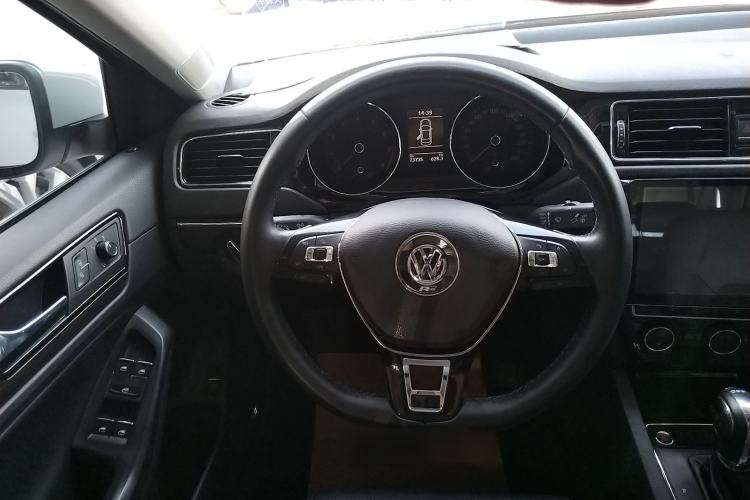 Used Volkswagen Sagitar 2017 230TSI Automatic Luxury Edition Interior 6