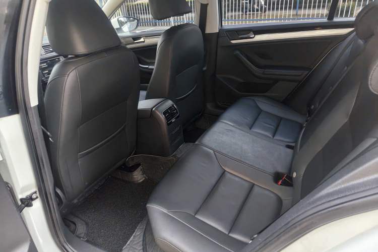 Used Volkswagen Sagitar 2017 230TSI Automatic Comfort Version Interior 6