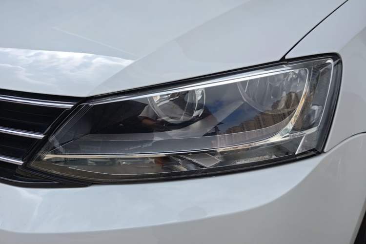 Used Volkswagen Sagitar 2017 230TSI Automatic Comfort Version Left Front Headlight