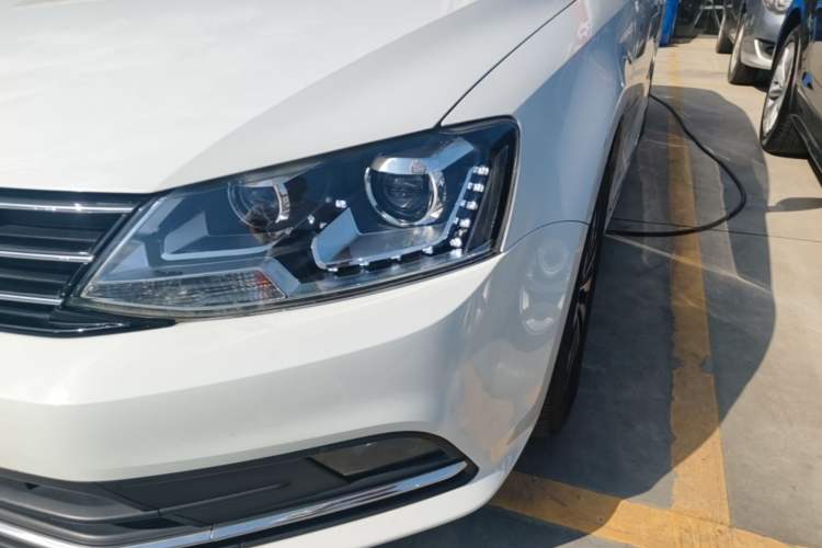 Used Volkswagen Sagitar 2017 230TSI Automatic Comfort Version Left Front Headlight