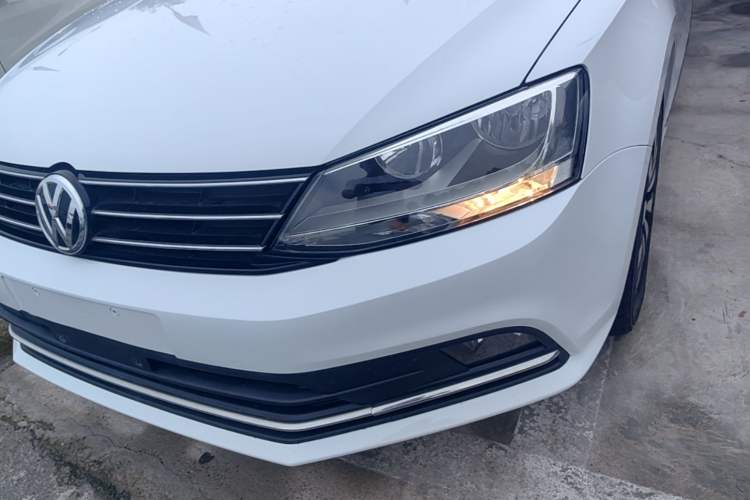 Used Volkswagen Sagitar 2017 230TSI Automatic Comfort Version Left Front Headlight