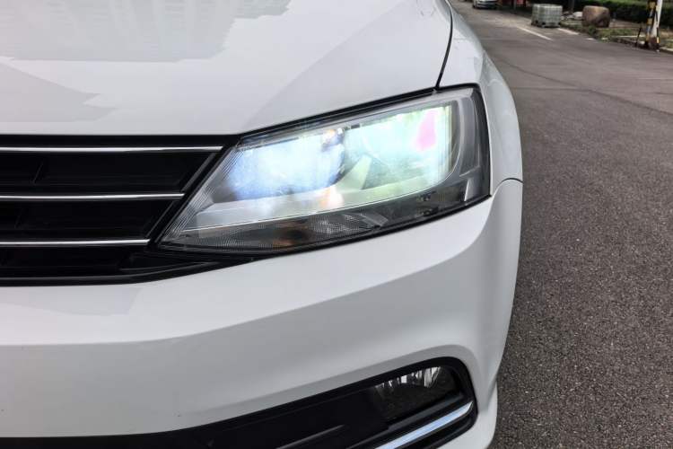 Used Volkswagen Sagitar 2017 230TSI Automatic Comfort Version Left Front Headlight