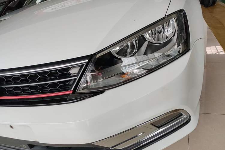 Used Volkswagen Sagitar 2017 230TSI Automatic Comfort Version Left Front Headlight
