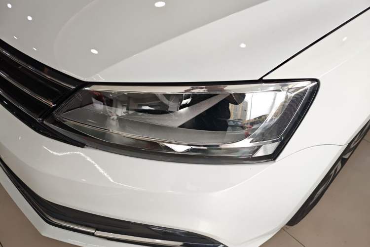 Used Volkswagen Sagitar 2017 230TSI Automatic Comfort Version Left Front Headlight