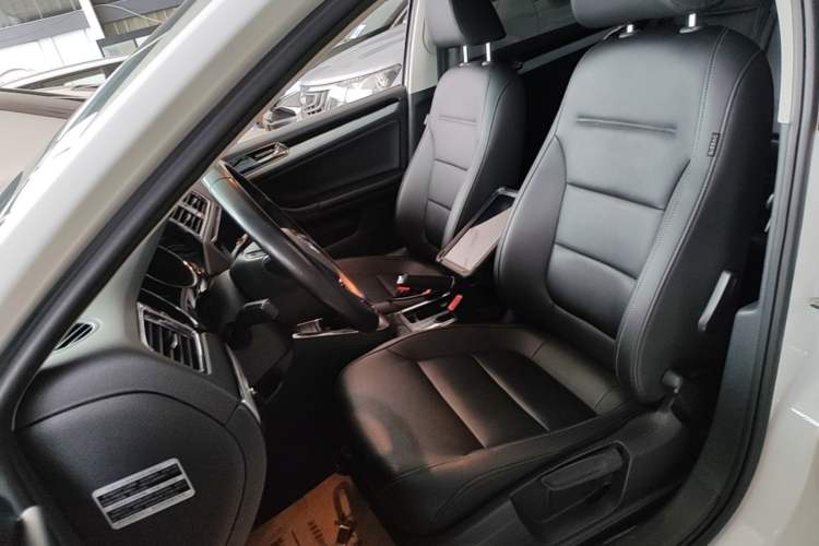 Used Volkswagen Sagitar 2017 230TSI Automatic Comfort Version Left Front Seat