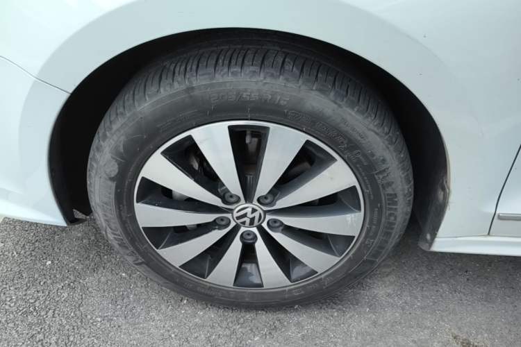 Used Volkswagen Sagitar 2017 230TSI Automatic Comfort Version Left Front Wheel Hub