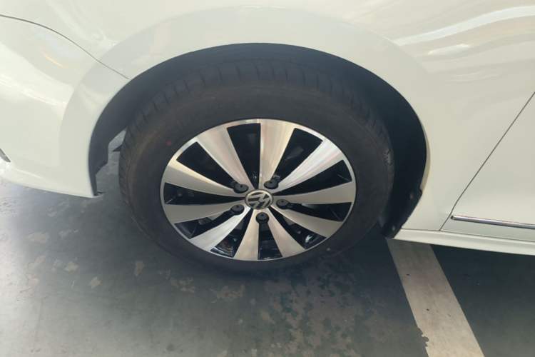 Used Volkswagen Sagitar 2017 1.6L Automatic Comfort Model Left Front Wheel Hub