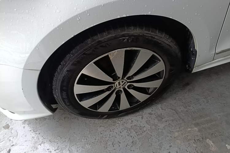 Used Volkswagen Sagitar 2017 180TSI Automatic Luxury Edition Left Front Wheel Hub