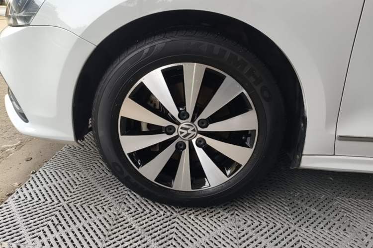 Used Volkswagen Sagitar 2017 180TSI Automatic Leading Model Left Front Wheel Hub