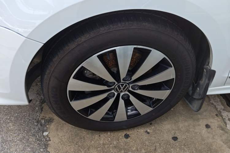 Used Volkswagen Sagitar 2017 230TSI Automatic Comfort Version Left Front Wheel Hub