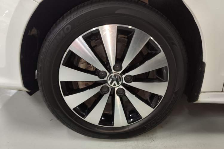 Used Volkswagen Sagitar 2017 230TSI Automatic Comfort Version Left Front Wheel Hub