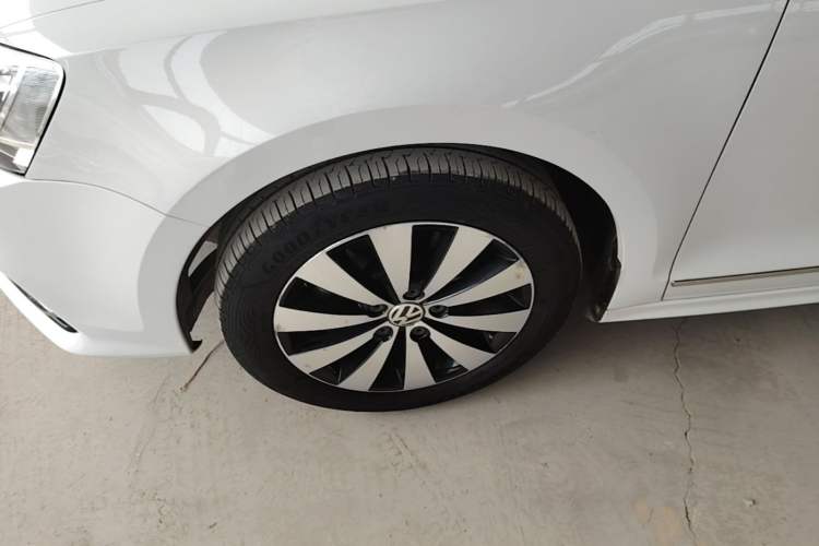 Used Volkswagen Sagitar 2017 230TSI Automatic Comfort Version Left Front Wheel Hub