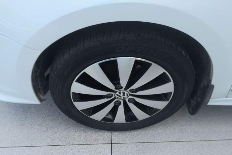 Used Volkswagen Sagitar 2017 1.6L Automatic Comfort Model Left Front Wheel Hub