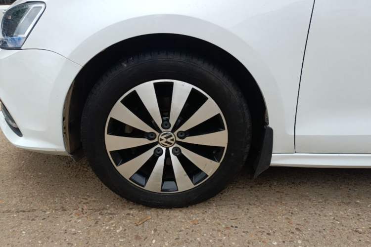 Used Volkswagen Sagitar 2017 1.6L Automatic Comfort Model Left Front Wheel Hub
