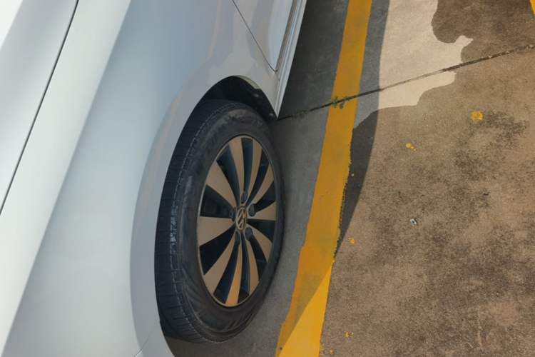 Used Volkswagen Sagitar 2017 1.6L Automatic Comfort Model Left Front Wheel Hub
