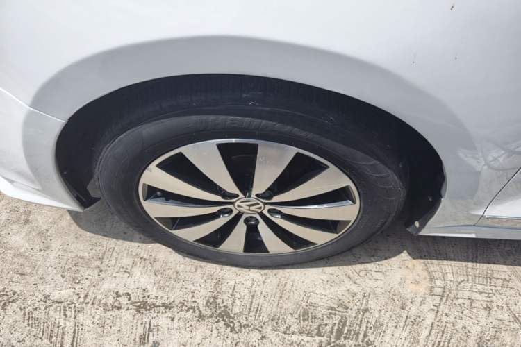 Used Volkswagen Sagitar 2017 1.6L Automatic Comfort Model Left Front Wheel Hub