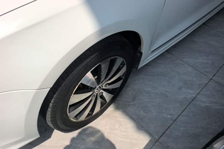 Used Volkswagen Sagitar 2017 230TSI Automatic Comfort Version Left Front Wheel Hub