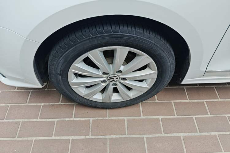 Used Volkswagen Sagitar 2017 1.6L Manual Comfort Model Left Front Wheel Hub