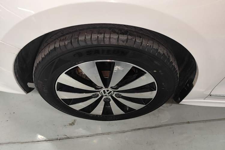Used Volkswagen Sagitar 2017 230TSI Automatic Comfort Version Left Front Wheel Hub