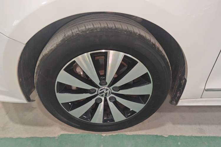 Used Volkswagen Sagitar 2017 180TSI Automatic Luxury Edition Left Front Wheel Hub