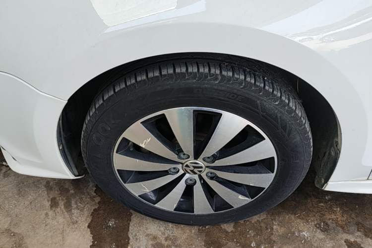Used Volkswagen Sagitar 2017 180TSI Automatic Leading Model Left Front Wheel Hub