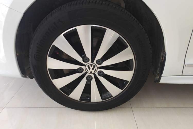 Used Volkswagen Sagitar 2017 230TSI Automatic Comfort Version Left Front Wheel Hub