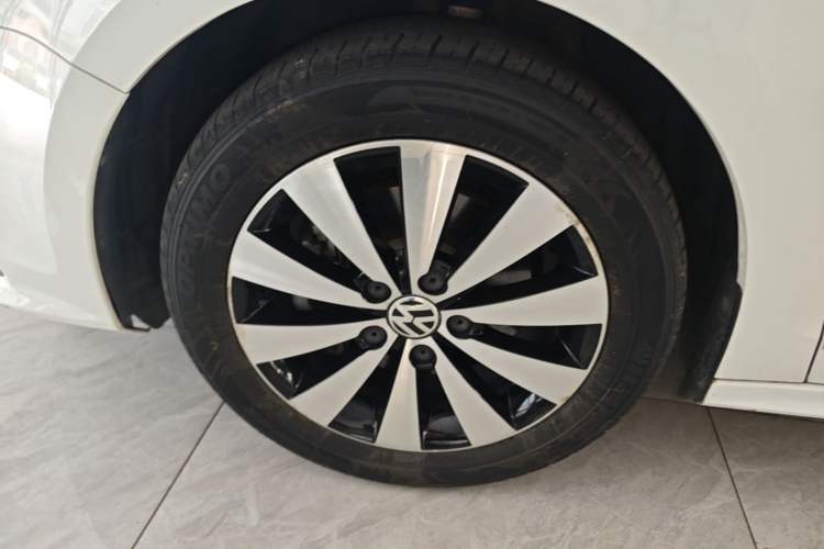 Used Volkswagen Sagitar 2017 180TSI Automatic Luxury Edition Left Front Wheel Hub