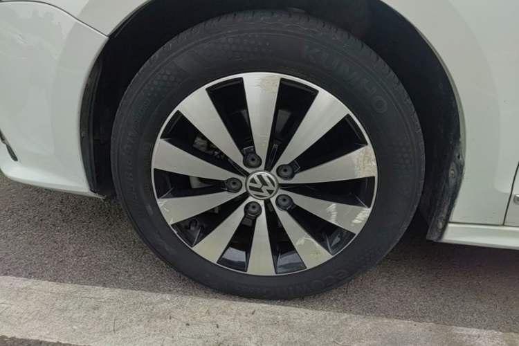 Used Volkswagen Sagitar 2017 230TSI Automatic Comfort Version Left Front Wheel Hub