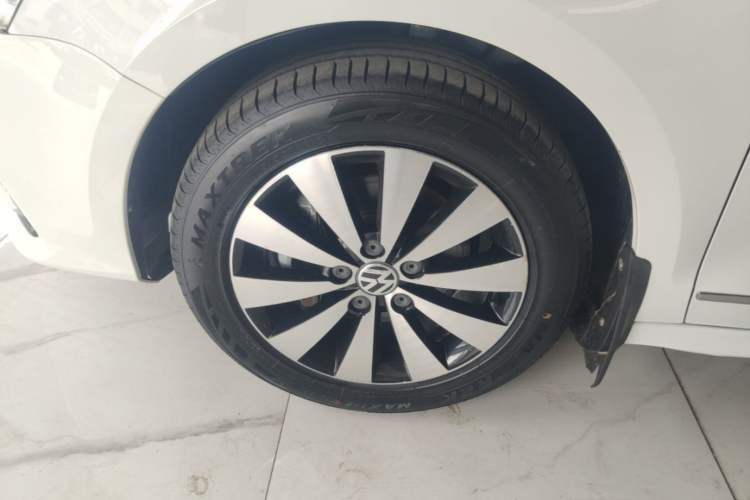 Used Volkswagen Sagitar 2017 230TSI Automatic Comfort Version Left Front Wheel Hub
