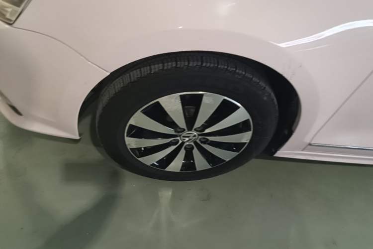 Used Volkswagen Sagitar 2017 1.6L Automatic Comfort Model Left Front Wheel Hub