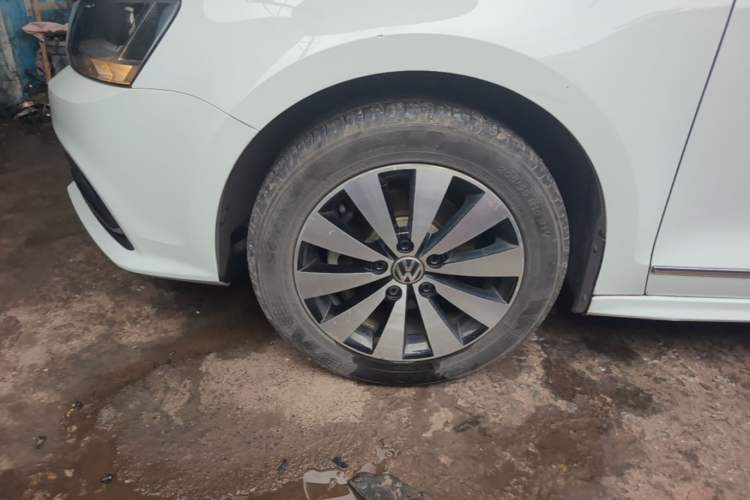 Used Volkswagen Sagitar 2017 1.6L Automatic Comfort Model Left Front Wheel Hub