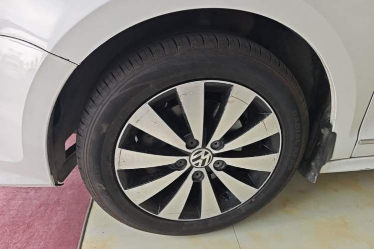 Used Volkswagen Sagitar 2017 230TSI Automatic Comfort Version Left Front Wheel Hub