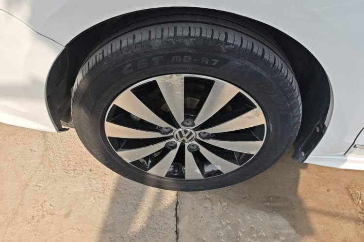 Used Volkswagen Sagitar 2017 1.6L Manual Comfort Model Left Front Wheel Hub