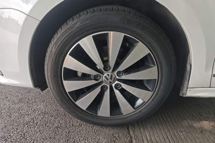 Used Volkswagen Sagitar 2017 1.6L Automatic Comfort Model Left Front Wheel Hub
