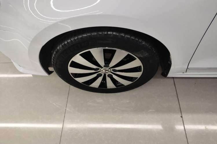 Used Volkswagen Sagitar 2017 1.6L Automatic Comfort Model Left Front Wheel Hub