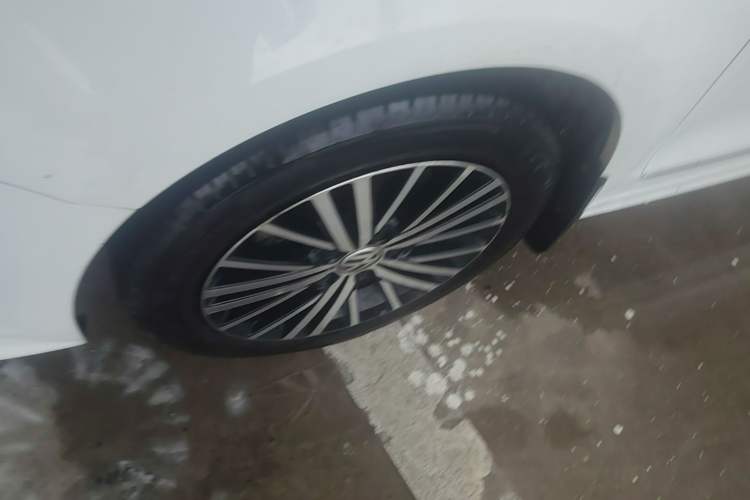Used Volkswagen Sagitar 2017 230TSI Automatic Luxury Edition Left Front Wheel Hub